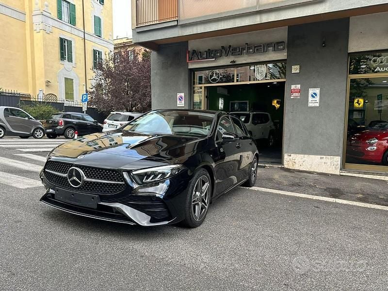 Nero pastello Usata 2023 Mercedes A200 AMG Line Premium Plus Berlina | 34.570 € (Buon prezzo) - Immagine 1/4