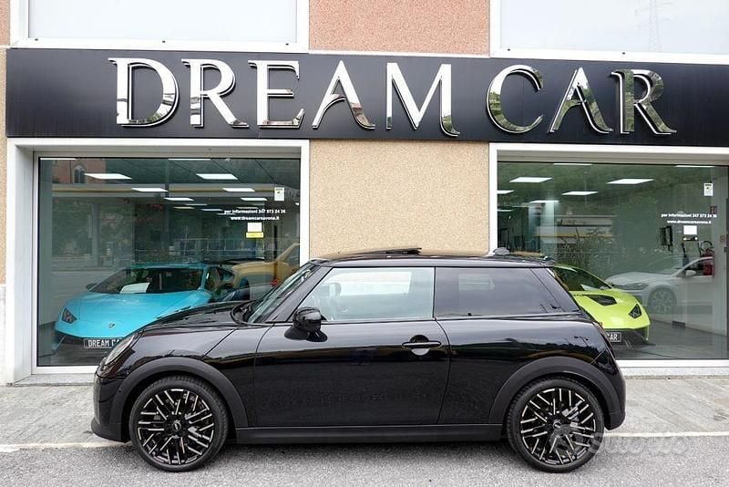 Usata Mini Cooper S Favoured 204 CV (150 kW) 2024 Nero metallizzato Utilitaria