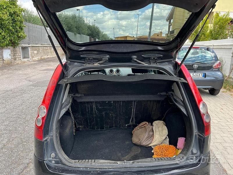 Nero Usata 2008 Ford Fiesta Due volumi | 2000 € (Molto cara) - Immagine 1/4