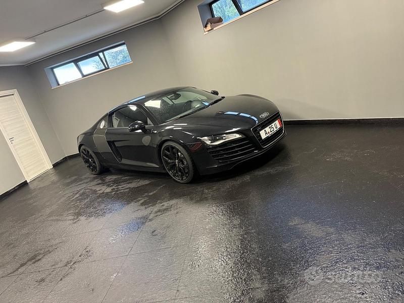 Nero Usata 2011 Audi R8 Spyder Cabrio | 64.999 € (Buon prezzo) - Immagine 1/4