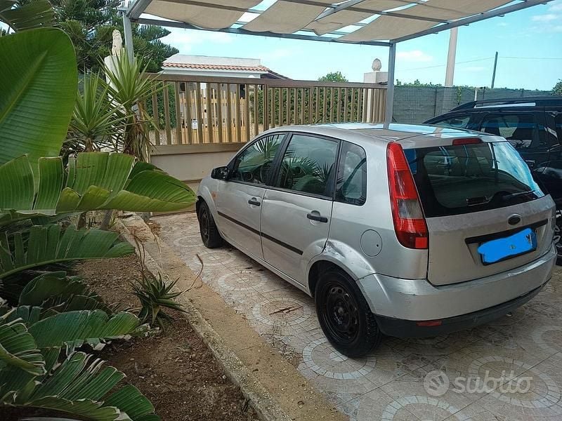 Usata Ford Fiesta 68 CV (50 kW) 2003 Grigio Utilitaria