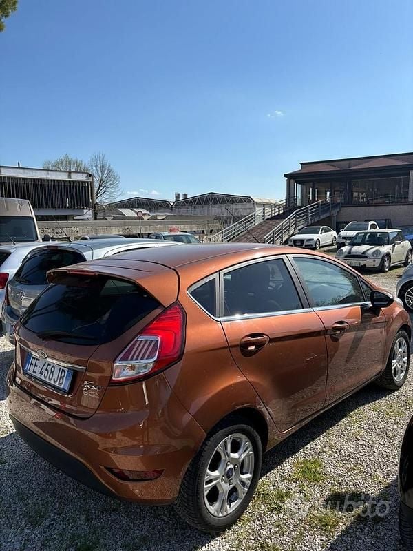 Usata Ford Fiesta 75 CV (55 kW) 2016 Marrone Utilitaria