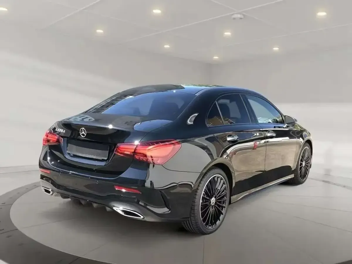 Usata Mercedes A220 190 CV (139 kW) 2025 Metallicalacca cosmosner Berlina