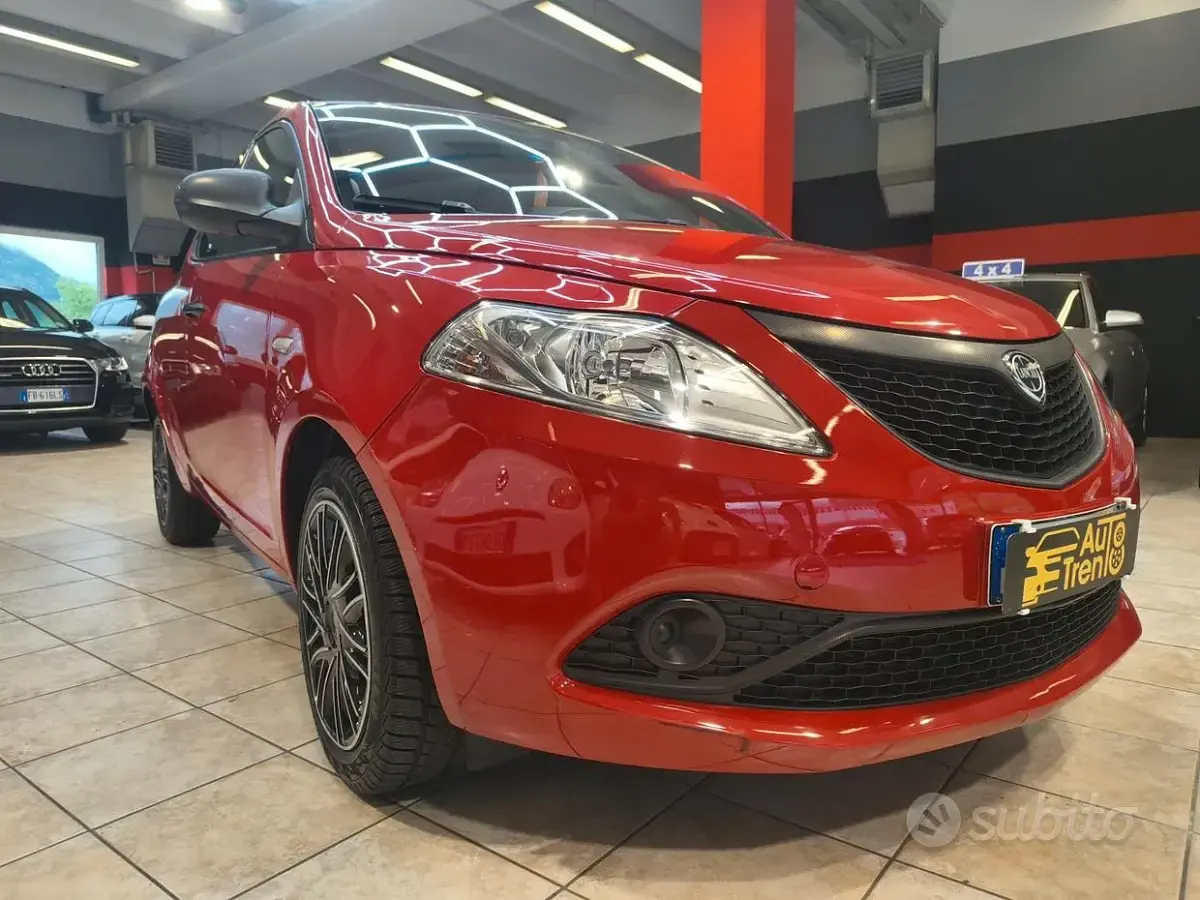 Usata Lancia Ypsilon Gold 69 CV (50 kW) 2018 Rosso Utilitaria