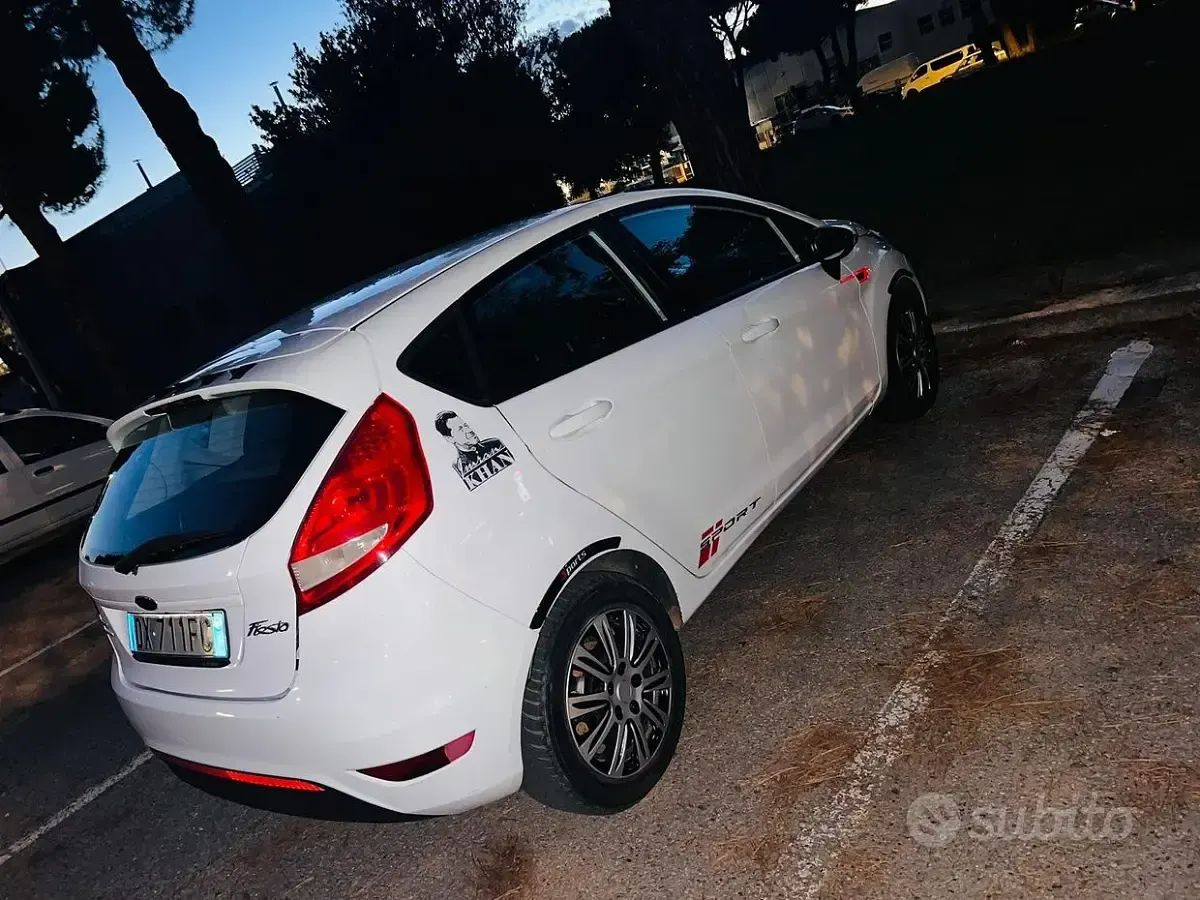 Usata Ford Fiesta 68 CV (50 kW) 2009 Bianco Utilitaria