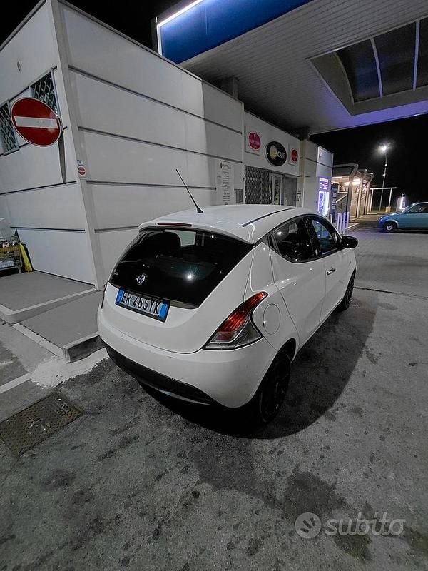 Usata Lancia Ypsilon 69 CV (50 kW) 2013 Bianco Utilitaria