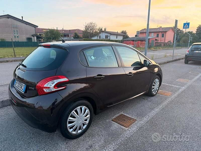 Usata Peugeot 208 Active 68 CV (50 kW) 2012 Marrone Utilitaria