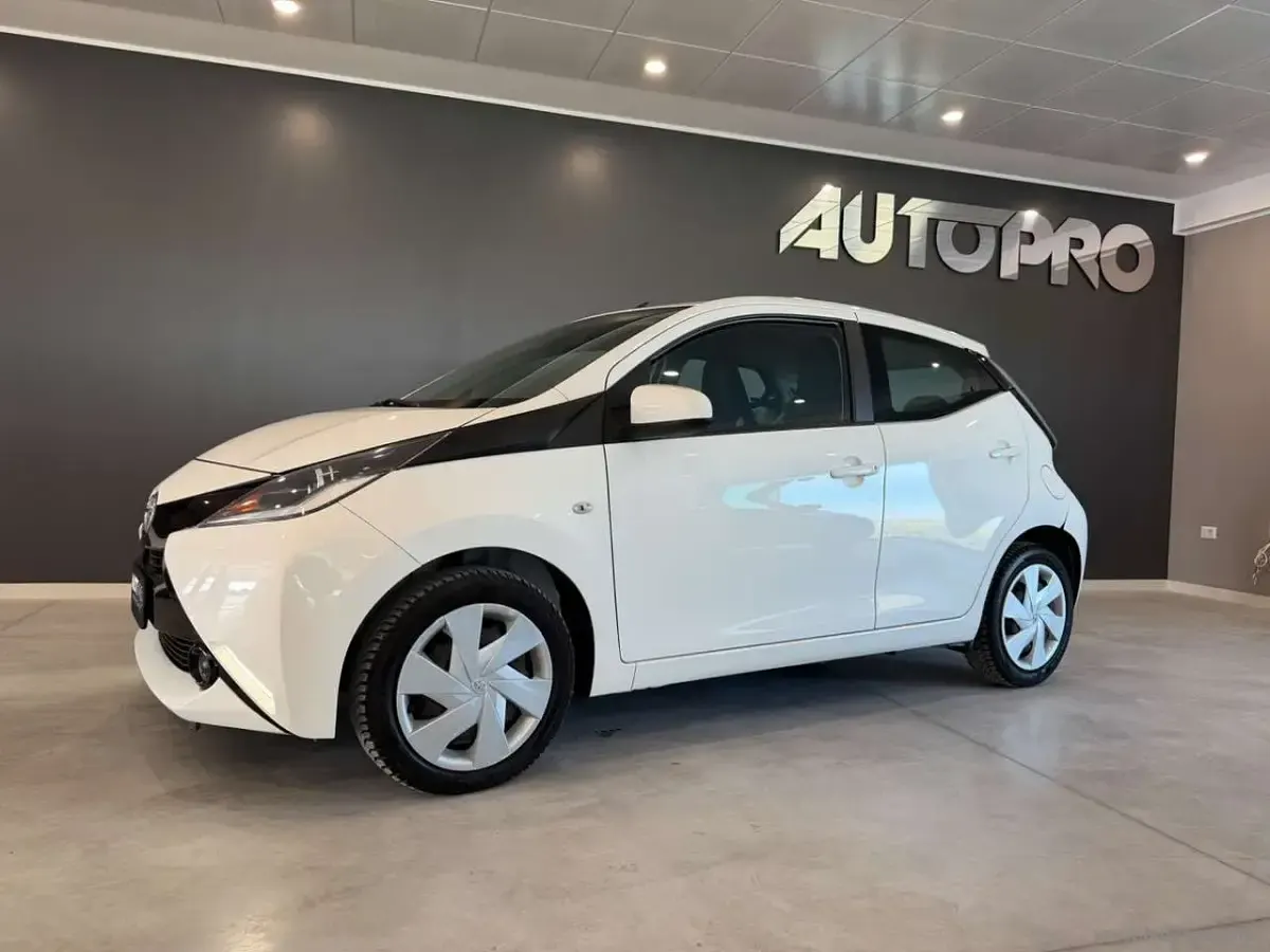 Usata Toyota Aygo X-cite 69 CV (50 kW) 2015 Bianco Utilitaria