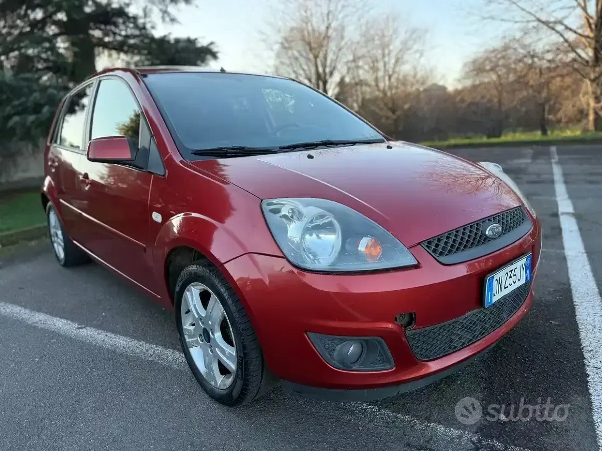 Usata Ford Fiesta Ghia 68 CV (50 kW) 2008 Arancione Utilitaria