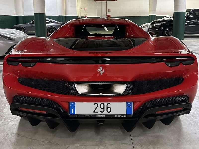 Usata Ferrari 296 829 CV (609 kW) 2024 Rosso corsa Coupé