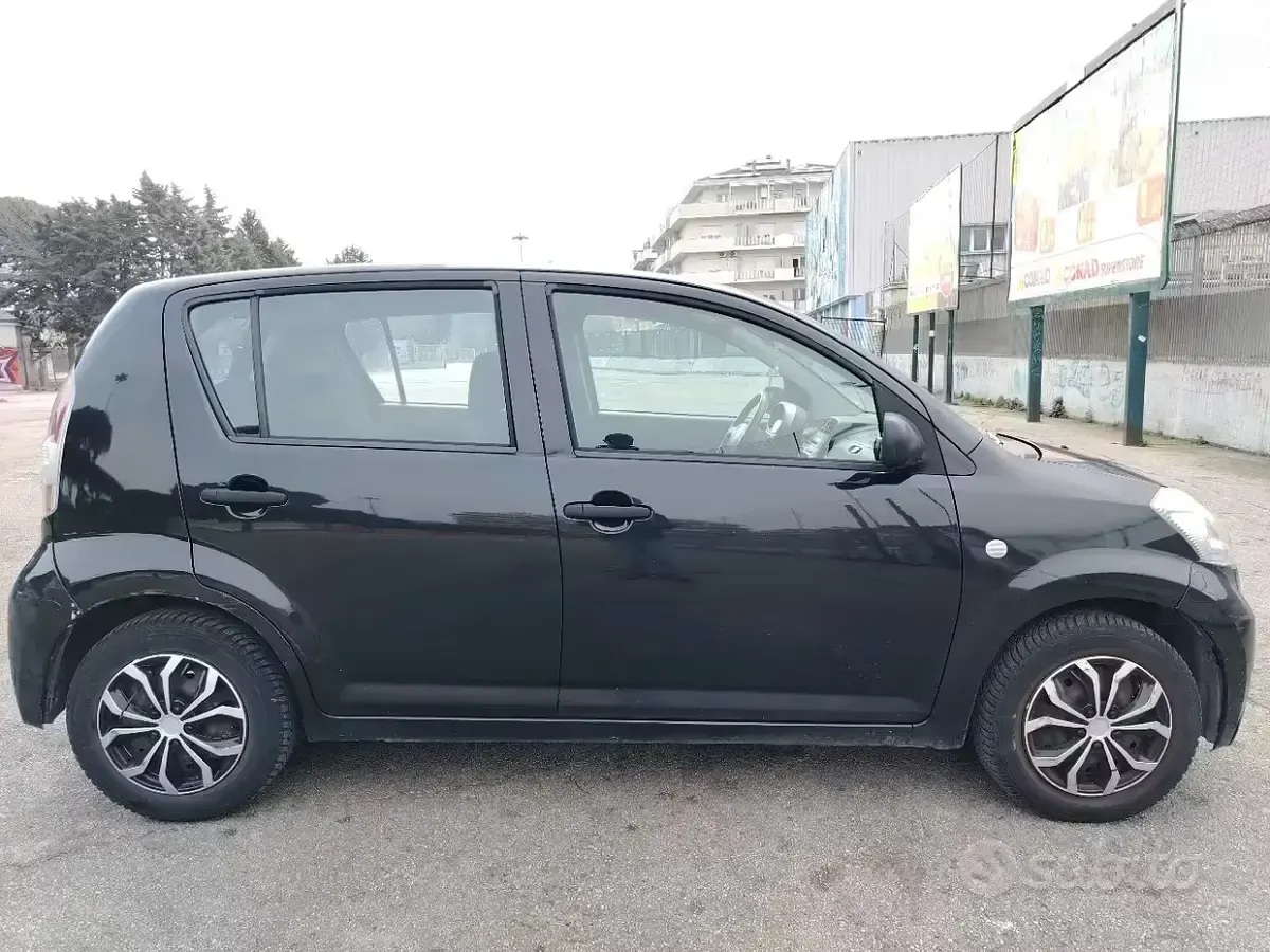 Usata Daihatsu Sirion 69 CV (50 kW) 2008 Nero Utilitaria