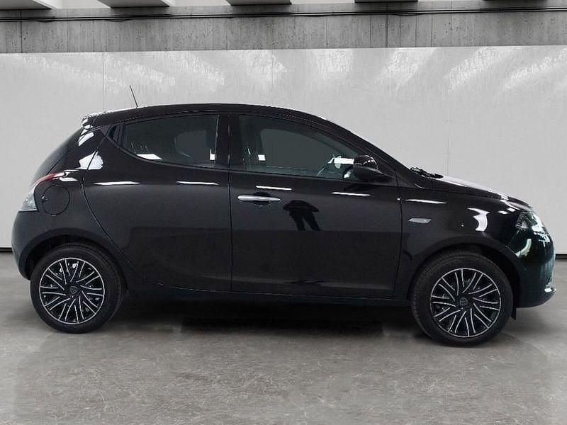 Usata Lancia Ypsilon Gold 70 CV (51 kW) 2022 Nero Utilitaria