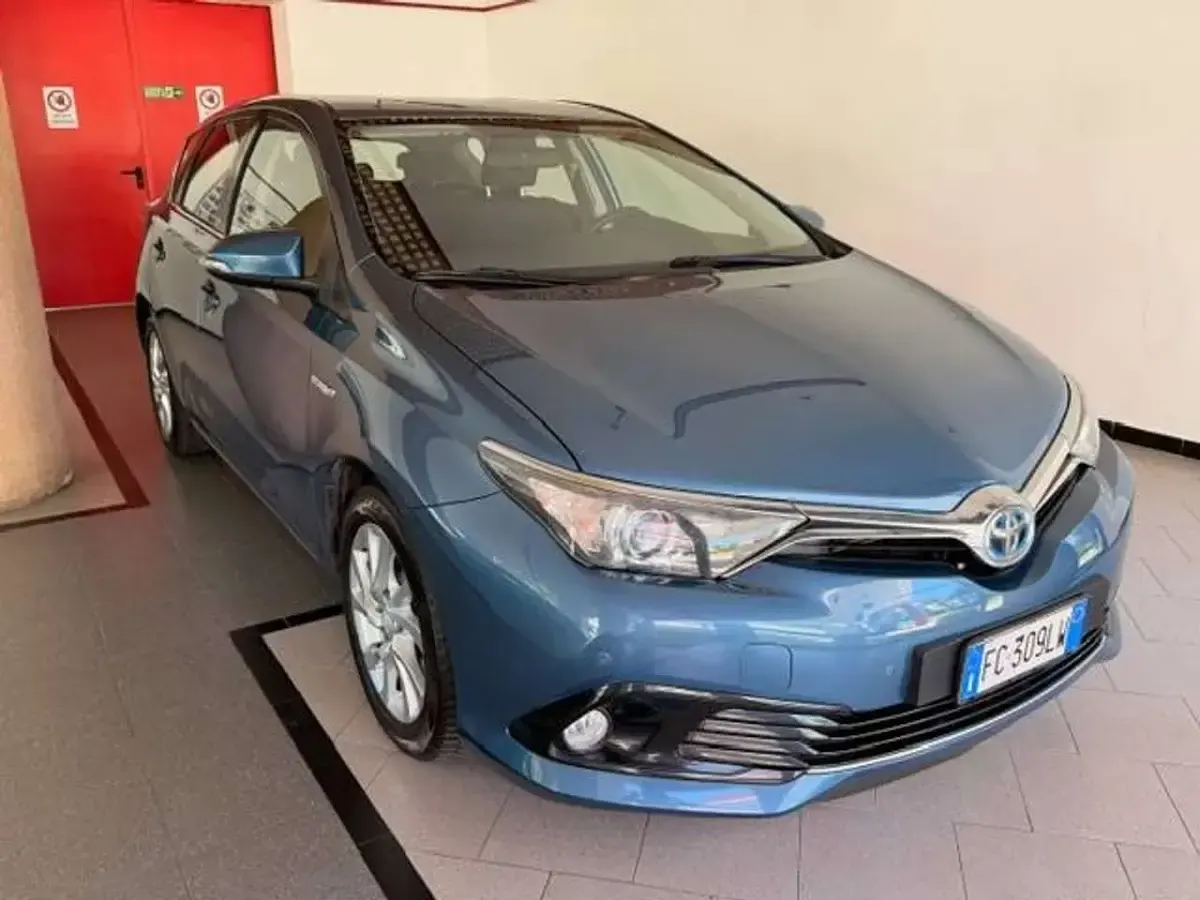 Usata Toyota Auris Hybrid Active 99 CV (72 kW) 2016 Blu/azzurro Berlina