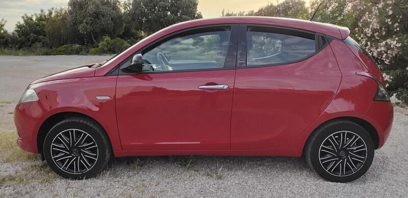 Usata Lancia Ypsilon Silver 69 CV (50 kW) 2021 Rosso Utilitaria