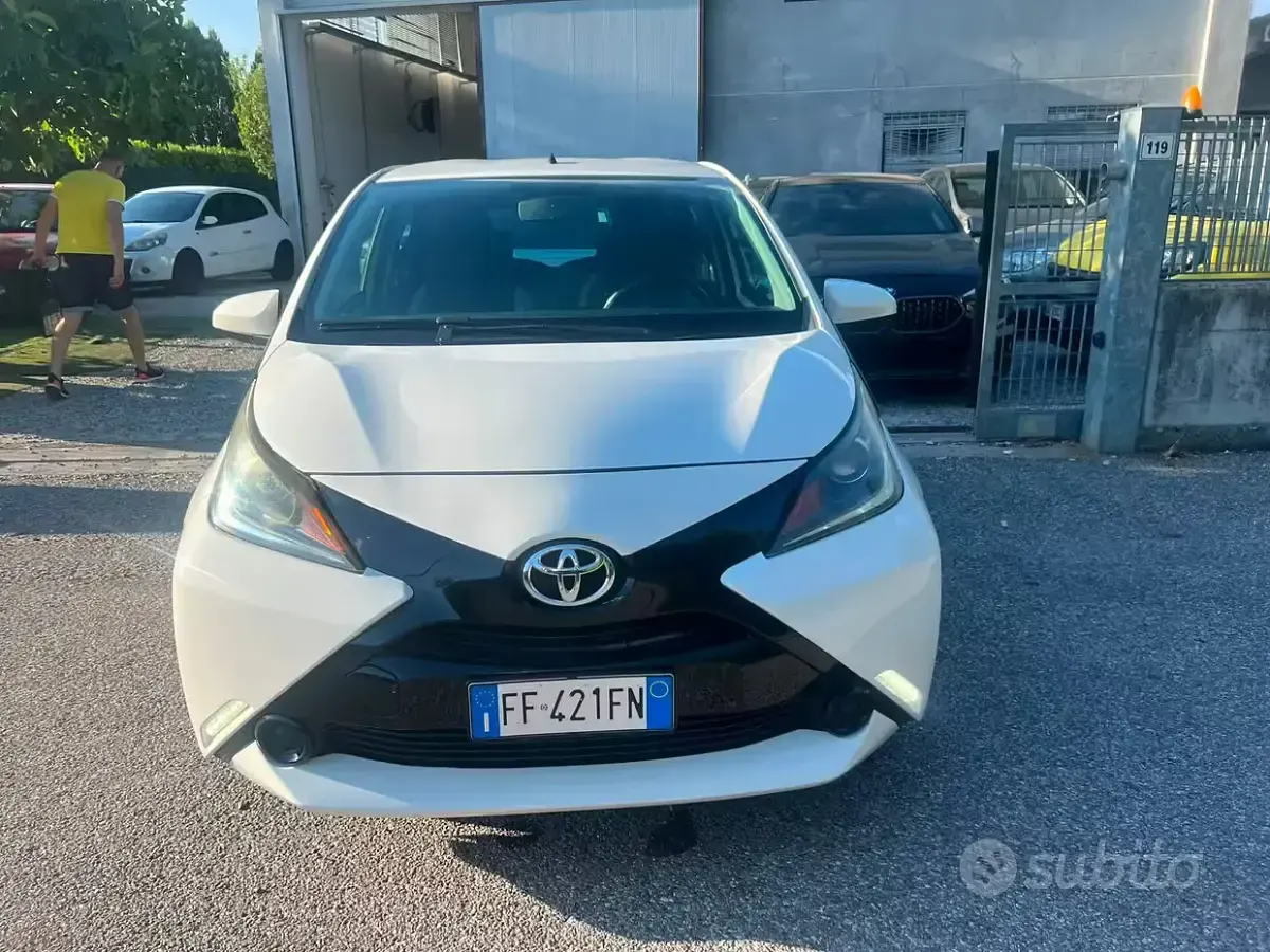 Usata Toyota Yaris Active 69 CV (50 kW) 2016 Bianco Berlina