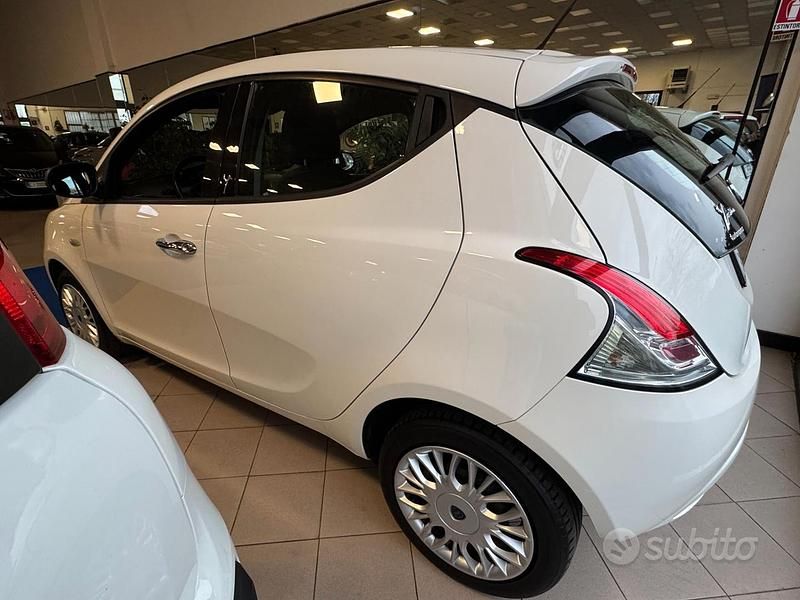 Usata Lancia Ypsilon Silver 69 CV (50 kW) 2017 Bianco Utilitaria