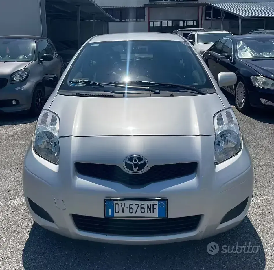 Usata Toyota Yaris 100 CV (73 kW) 2009 Argento Utilitaria
