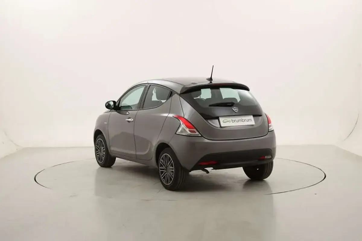 Usata Lancia Ypsilon 69 CV (50 kW) 2024 Grigio Utilitaria