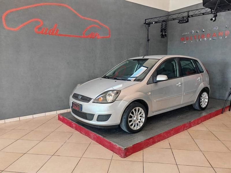 Usata Ford Fiesta Ghia 67 CV (49 kW) 2008 Argento Berlina