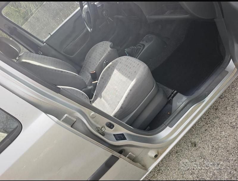 Usata Opel Agila 58 CV (42 kW) 2001 Grigio Monovolume