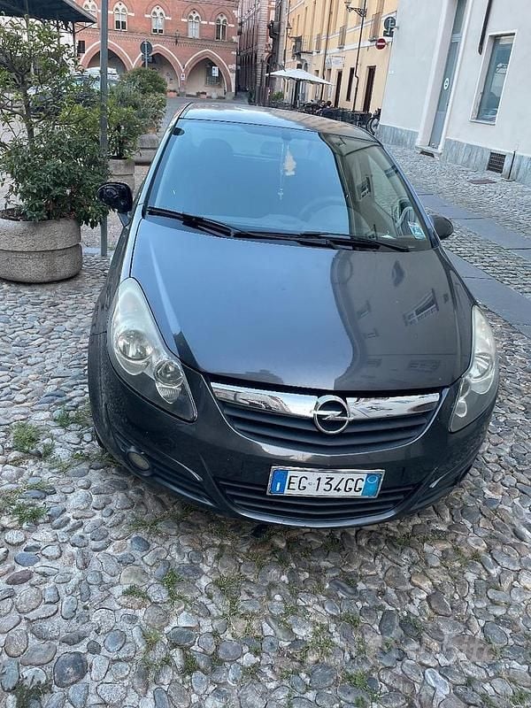 Nero Usata 2011 Opel Corsa Tre volumi | 600 € (Super prezzo) - Immagine 1/4