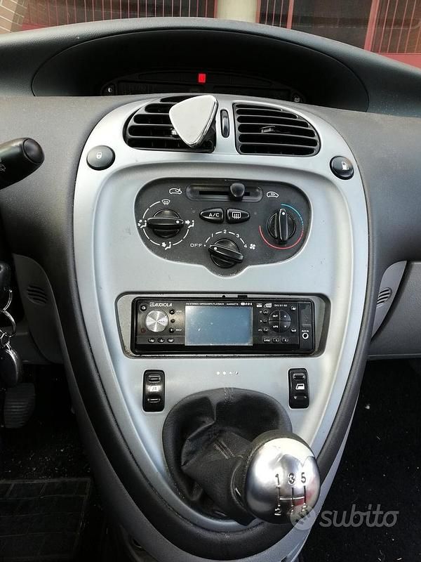 Grigio Usata 2006 Citroën Xsara Picasso Monovolume | 900 € - Immagine 1/4