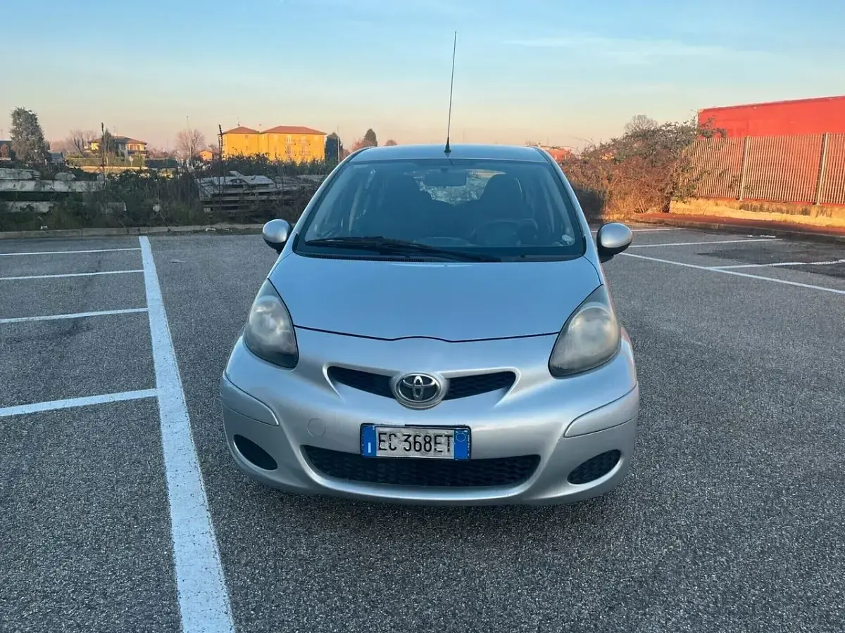 Usata Toyota Aygo Connect Style 68 CV (50 kW) 2010 Argento Utilitaria