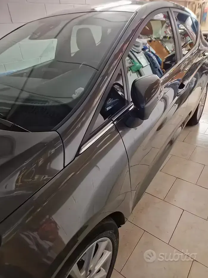 Usata Ford Fiesta 75 CV (55 kW) 2017 Grigio Utilitaria