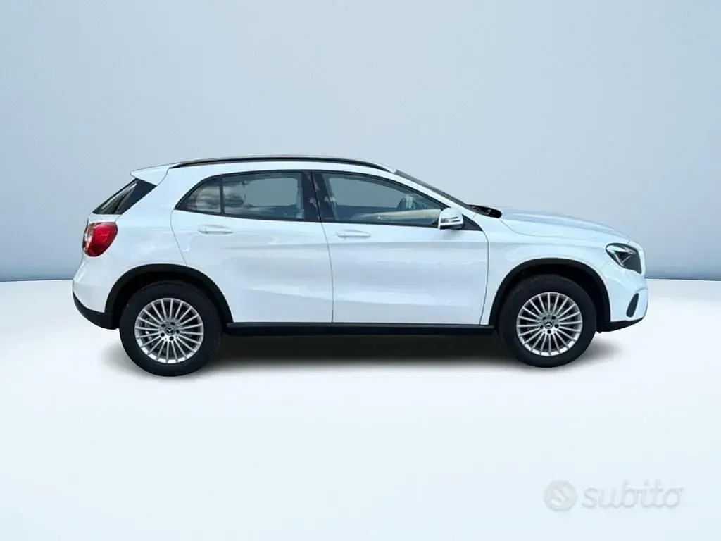 Usata Mercedes GLA180 Business 109 CV (80 kW) 2018 Bianco SUV