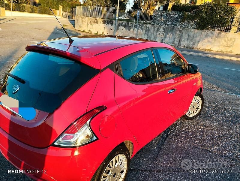 Usata Lancia Ypsilon Silver 69 CV (50 kW) 2015 Rosso Utilitaria