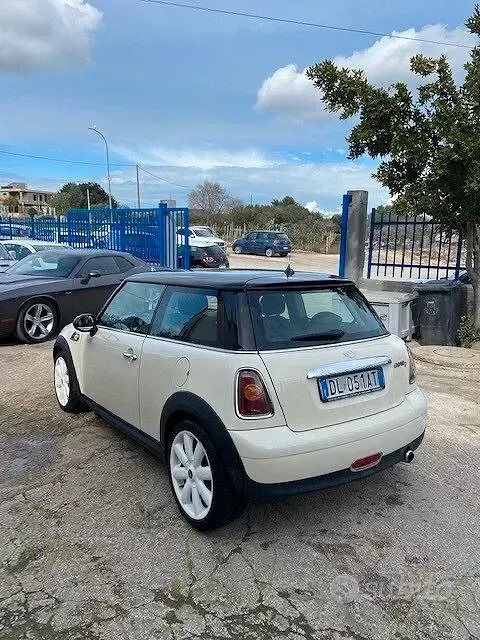 Usata Mini Cooper D 109 CV (80 kW) 2009 Beige Utilitaria