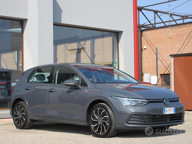 Usata VW Golf VIII Life 110 CV (80 kW) 2024 Grigio Berlina
