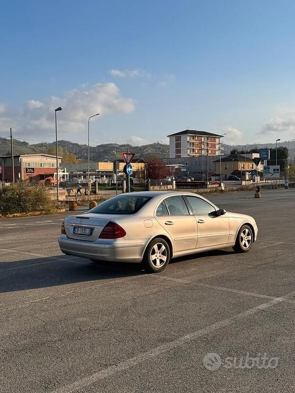 Usata Mercedes E220 150 CV (110 kW) 2004 Grigio Berlina