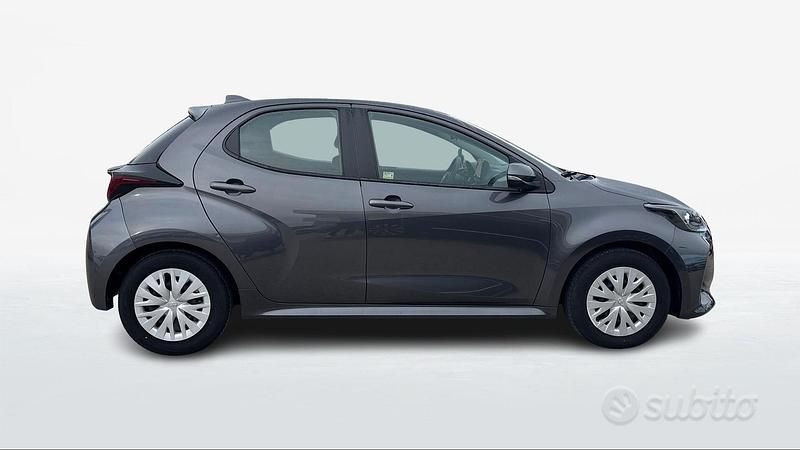 Usata Toyota Yaris Active 72 CV (52 kW) 2022 Grigio Berlina