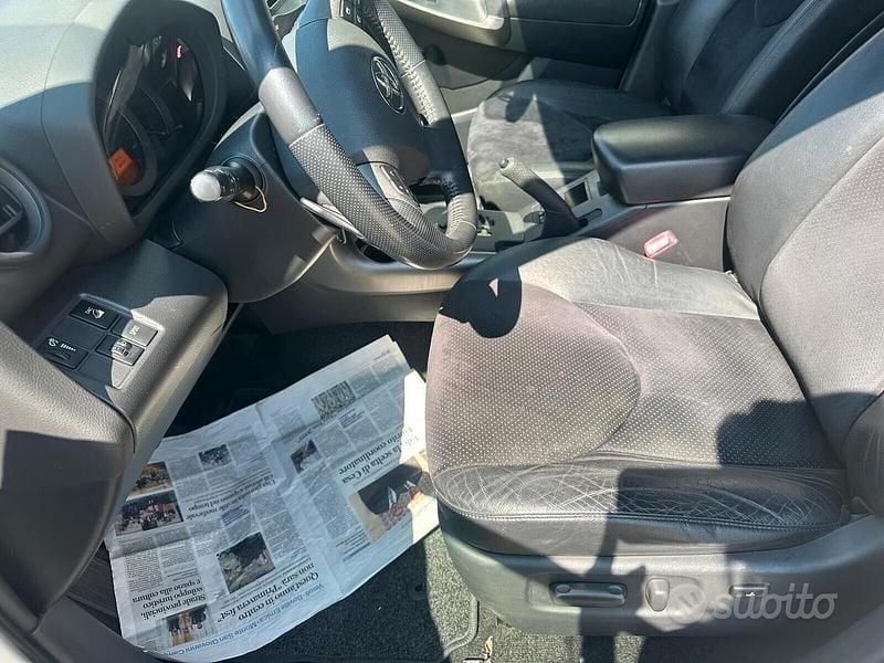 Usata Toyota RAV4 Executive 150 CV (110 kW) 2010 Bianco SUV