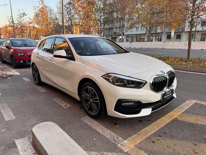 Usata BMW 116 Sport Line 116 CV (85 kW) 2021 Alpine white Utilitaria