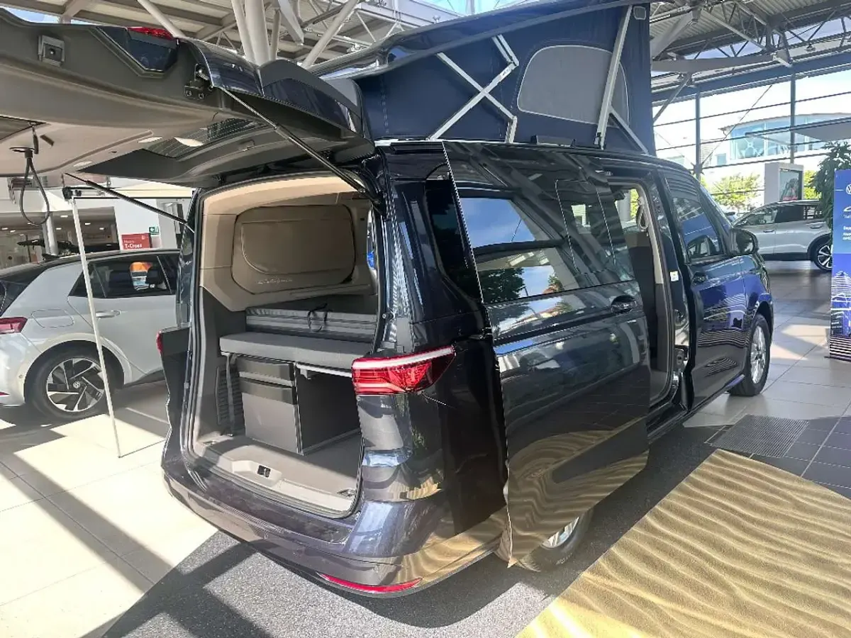 Nuova VW California Beach 150 CV (110 kW) 2025 Starlight blue metallizzato/ Furgone