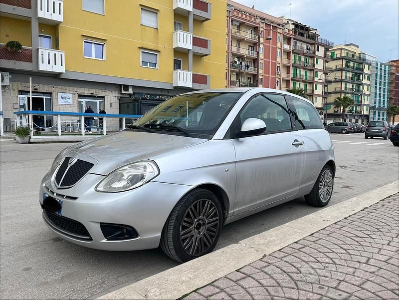 Usata Lancia Ypsilon 77 CV (56 kW) 2010 Grigio Utilitaria