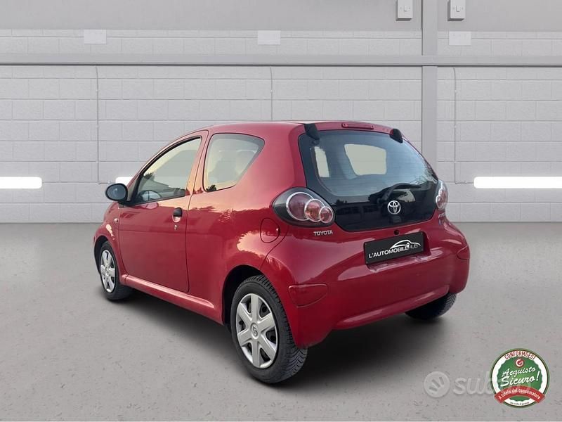 Usata Toyota Aygo Connect Style 68 CV (50 kW) 2011 Rosso Utilitaria