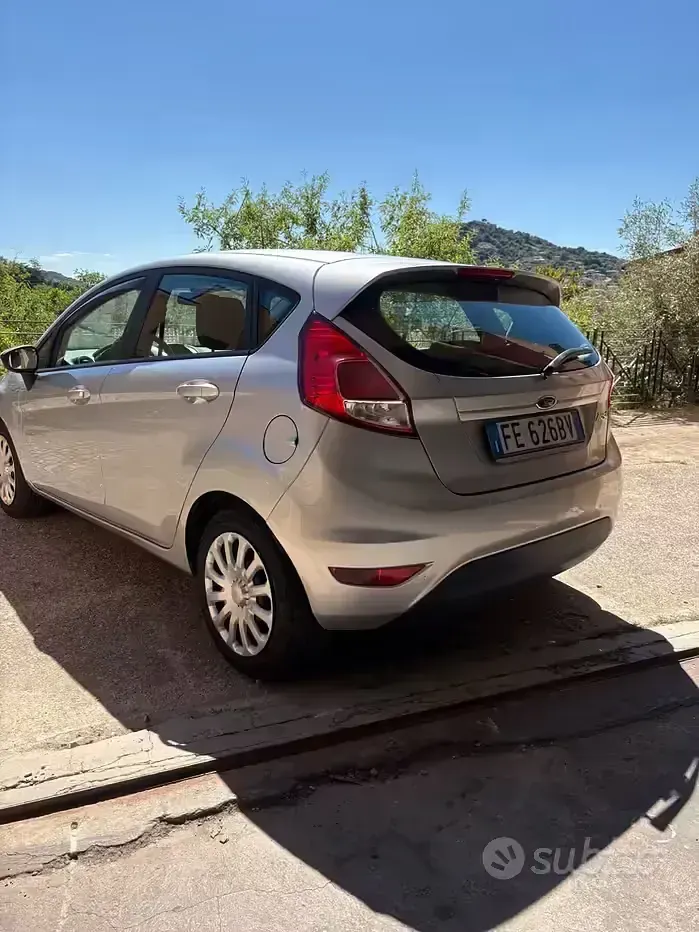 Usata Ford Fiesta 75 CV (55 kW) 2016 Grigio Utilitaria