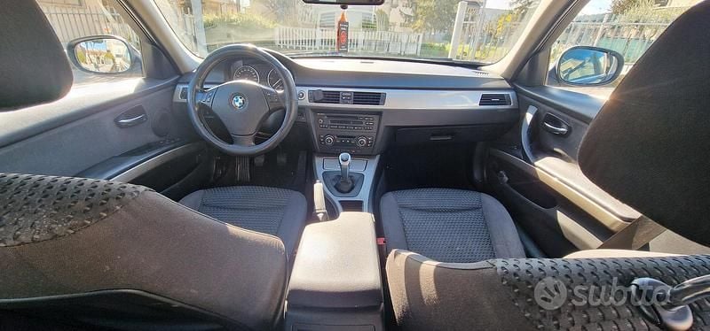 Begagnad BMW 318 143 HK (105 kW) 2010 Svart Kombi