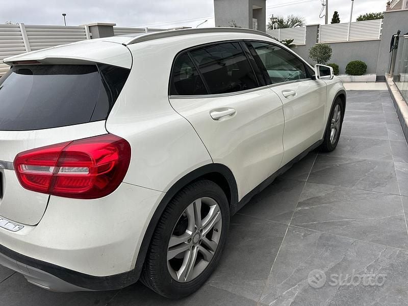 Usata Mercedes GLA180 109 CV (80 kW) 2015 Bianco SUV