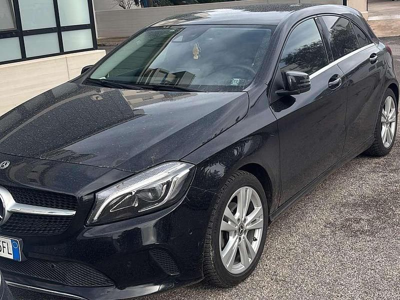 Usata Mercedes A180 109 CV (80 kW) 2018 Nero Berlina