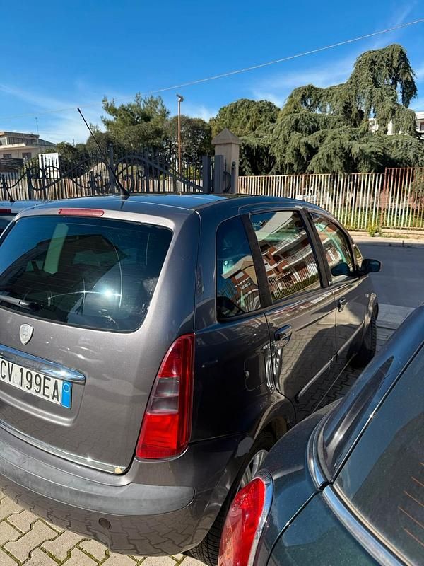 Usata Lancia Musa 70 CV (51 kW) 2006 Beige Monovolume