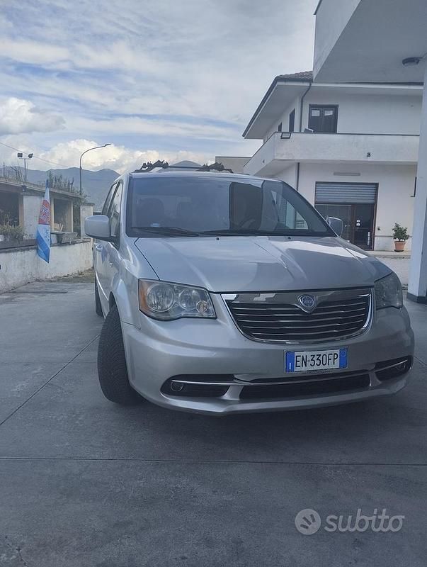 Usata Lancia Voyager 163 CV (119 kW) 2012 Grigio Monovolume