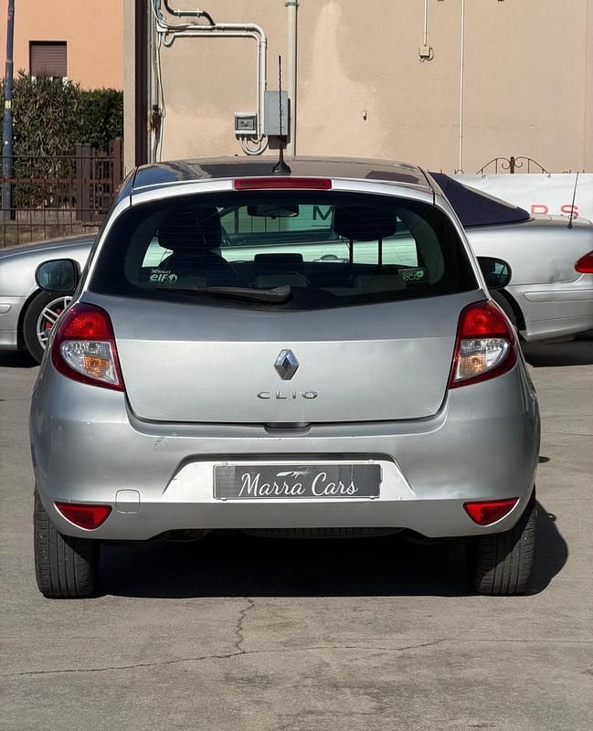 Usata Renault Clio II 102 CV (75 kW) 2011 Argento Berlina