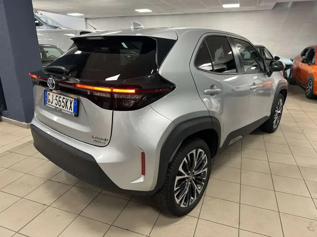 Usata Toyota Yaris Cross Lounge 92 CV (67 kW) 2022 Grigio SUV