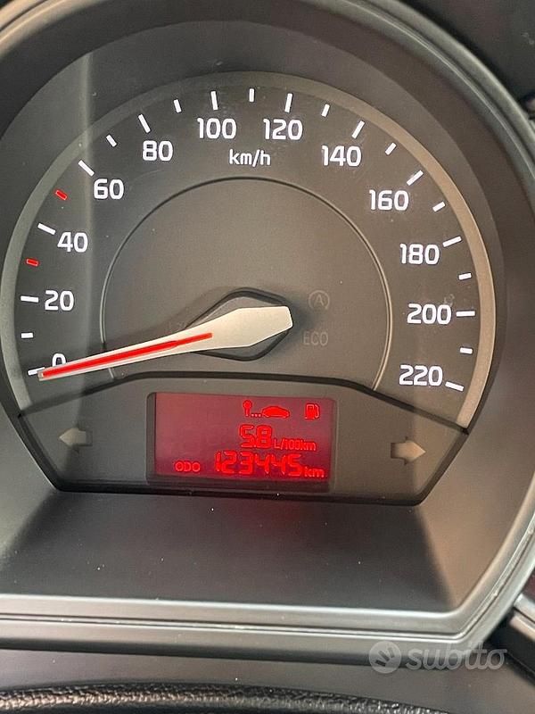 Usata Kia Rio EX 86 CV (63 kW) 2012 Bianco Berlina