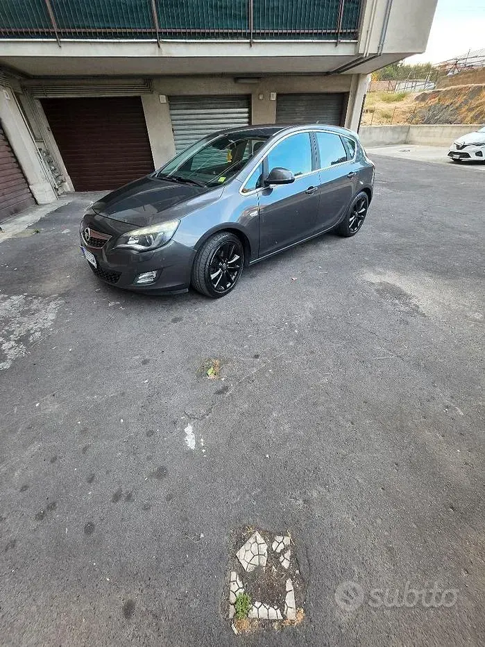 Usata Opel Astra Cosmo 160 CV (117 kW) 2011 Grigio Berlina