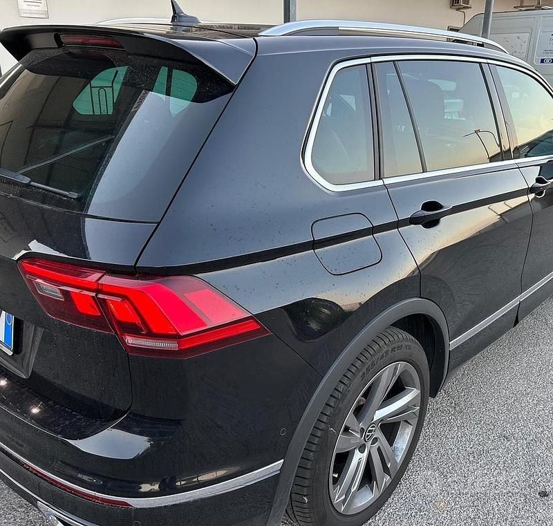 Usata VW Tiguan R-line 150 CV (110 kW) 2022 Nero SUV